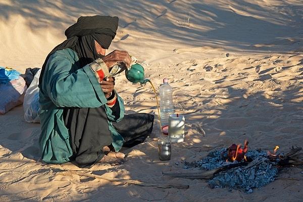 14. Tuareg halkının en önemli etkinliklerinden biri de çay içmektir. Bununla ilgili birçok kural ve ritüel de bulunur.