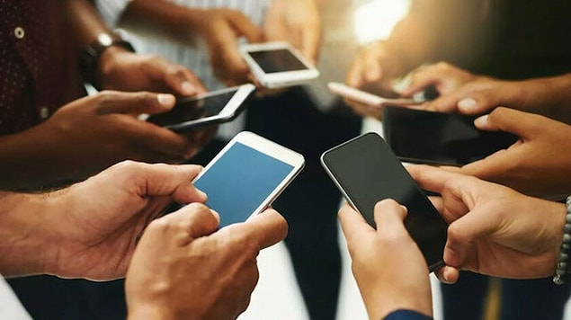 Telefonla işe başlayalım. Bildiğiniz gibi artık her gencin elinde akıllı telefon var, olmak da zorunda. Çağa ayak uydurmanın, geri kalmamanın şartlarından birisi bu.