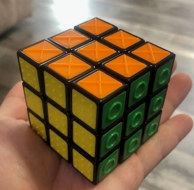 2. "Görme engelli insanlar için Rubik küpü."