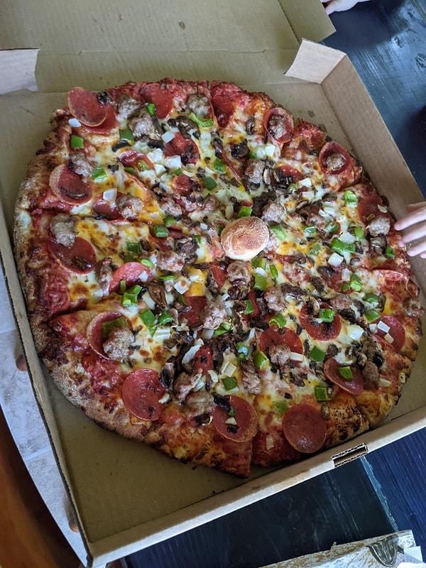 5. "Teslimat sırasında pizzanın ezilmesini engelleyen plastik şey yerine ekmek olan bir pizza aldım."