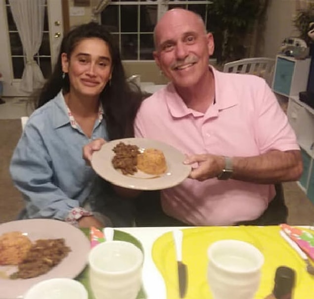 "En son kovduğunda ise Meltem, 62 yaşındaki kendi psikoloğu Amerikalı John’un yanına kaçmış ve kocasının da yakın arkadaşı olan psikoloğu ile bir ilişki yaşadığını da yine eyaletteki Türklere kendi ağzı ile itiraf etmişti."