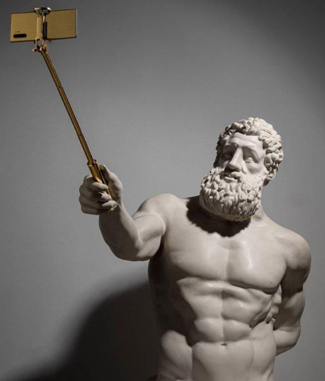 Reklamcılık kariyerinin yanında son dönemde Hercules serisiyle sanat sergilerinde aktif olarak boy gösteren Yusufi bu seriyle tüm gözleri üzerine çekmeyi başardı.