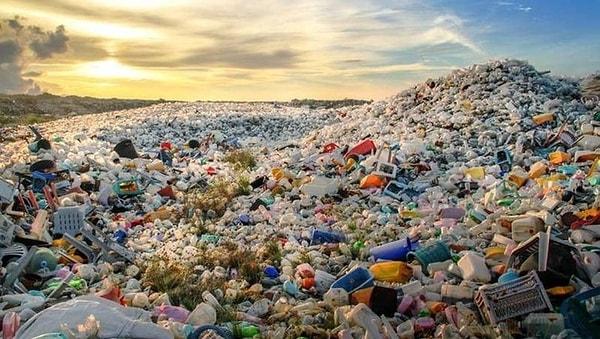 Konuya her şeyden önce plastik atık ticaretinin ne olduğu ile başlayalım. Malum plastikler doğada uzuuun yıllar çözülmeden kaldığı için çevre kirliliğine sebep oluyor.