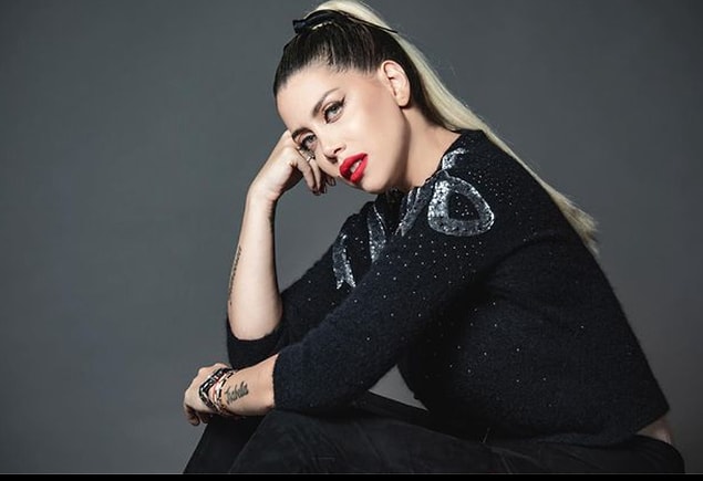 Kendisi Instagram hesabından yaptığı paylaşımlarla büyük beğeni topluyor diyebiliriz.