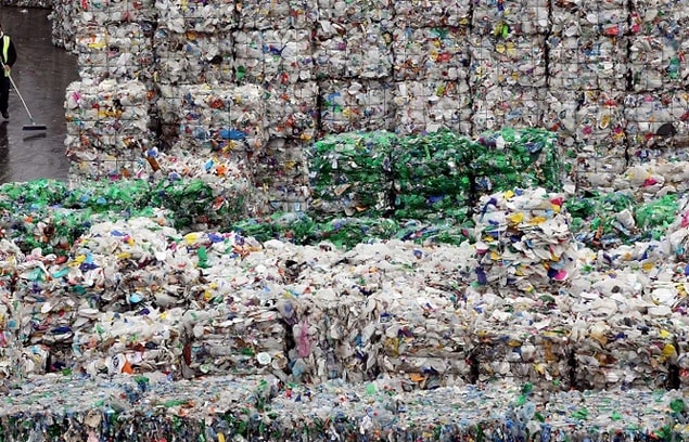 Tüm bunların önüne geçebilmek için geri dönüşümlü plastik ürünlerin kullanımı artırılmaya çalışılsa da, bu plan henüz tam anlamıyla sonuç verebilmiş değil.