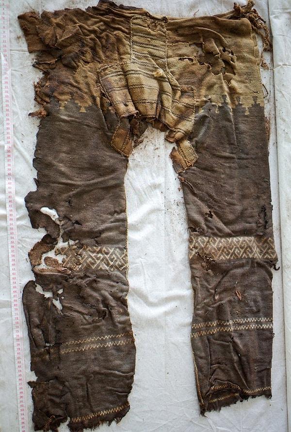 2. Fotoğraftaki pantolonun dünyadaki en eski pantolon olduğuna inanılıyor. 3300 yıllık olan bu pantolon yünden yapılmış ve Çin, Turfan yakınlarındaki bir mezarlıkta bulunmuş.
