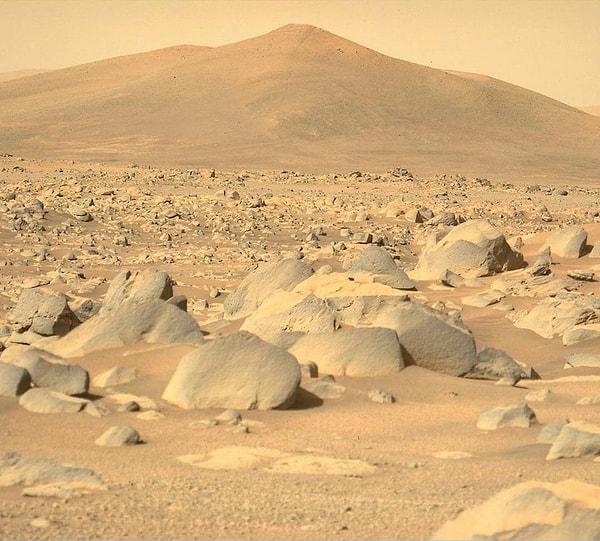5. Mars’ta bulunan Perseverance keşif aracından gönderilen bu fotoğrafta Mars’taki tepecikleri görmek mümkün. Arkada gözüken büyük tepenin adı ise “Santa Cruz”.