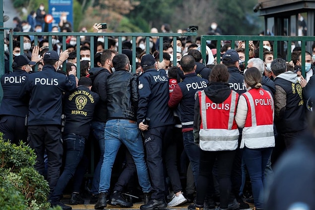 "Akademiye Kelepçe İşlemez” broşürü 'delil' sayıldı
