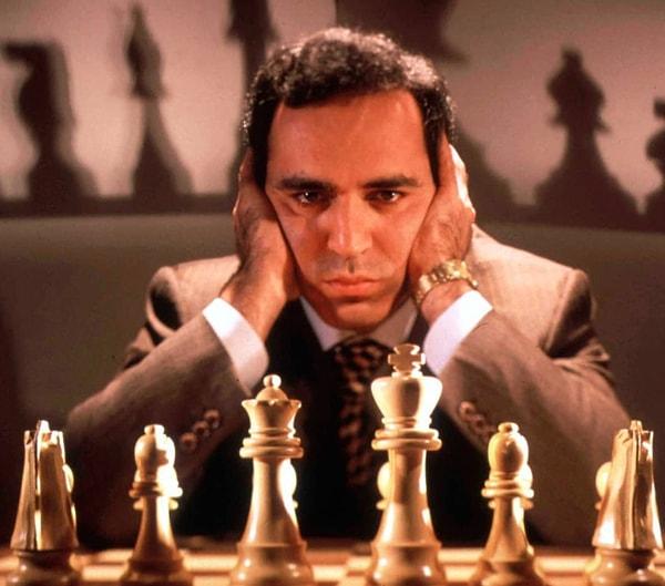 Strateji oyunu olan satrancın mantığını anlamak gerçek hayatta karar verme ve hedef belirleme yeteneklerimizi geliştirir.