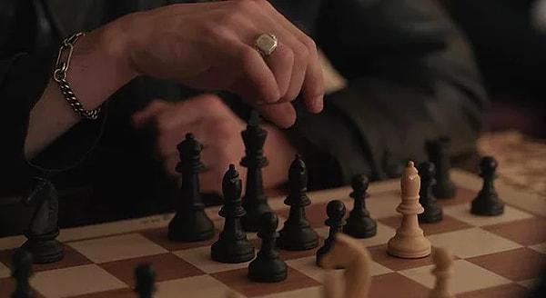 Kasparov, satranç sayesinde oyuncuların cesaret ve oyunu kazanmak için motivasyon kazandırdığını belirtiyor.
