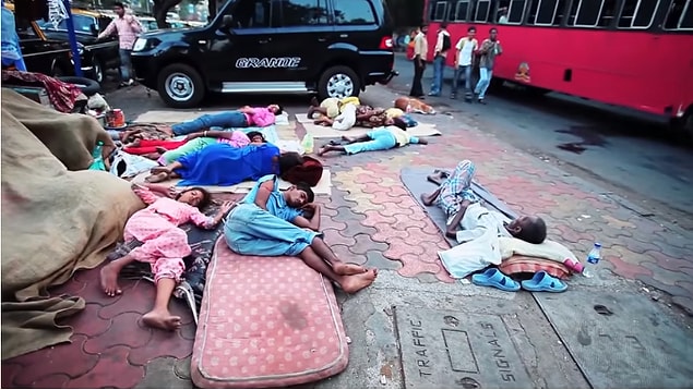 14. Dünyadaki fakir insanların % 42'si Hindistan'da yaşıyor.
