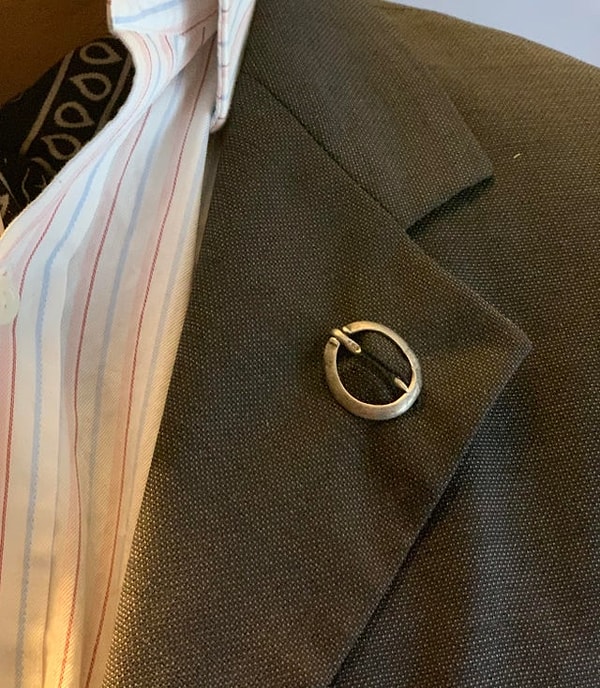 15. Серебряная брошка, которая пролежала в земле 400 лет, а теперь снова используется по назначению