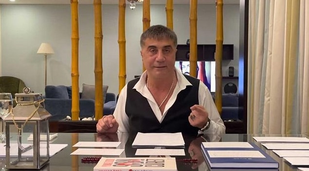 Haberler.com'da yer alan habere göre, 71 dakikalık konuşması sırasında bir anda gerilen ve masayı yumruklayan Peker, o esnada masadaki mumluğun üzerinde bulunan yüzüğü düşürdü.