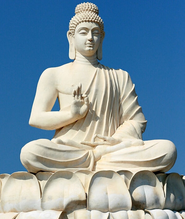 23. Sri Lanka'daki Buda heykeli ile selfie çekmek yasak.