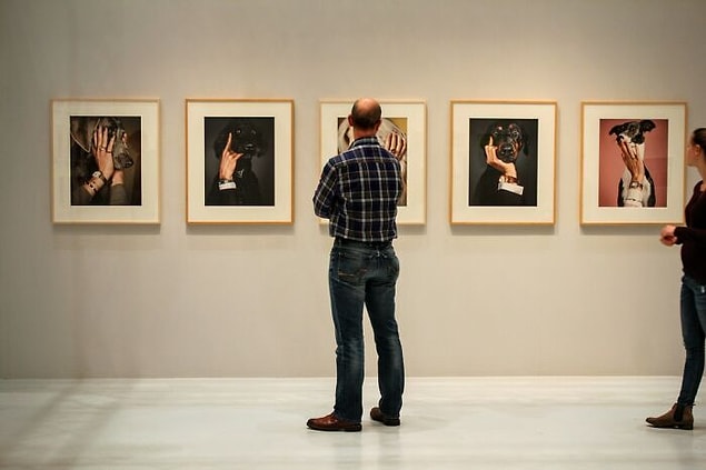 26. Wyoming'deki kamu binalarının içinde bir sanat sergisi olmak zorunda.