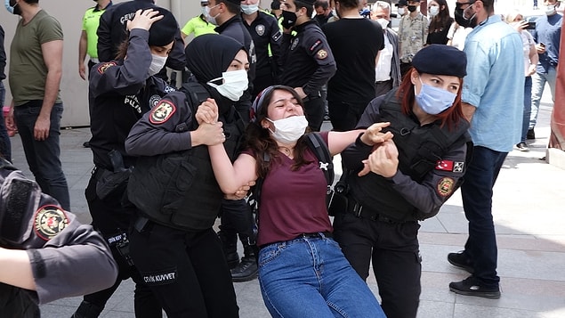 Grup ayrılmak isteyince arbede çıktı. Polisin müdahale ettiği gruptaki 15 kişi gözaltına alınarak emniyete götürüldü.