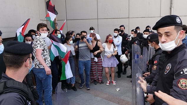 Basın açıklamasının ardından dağılıma geçen grup, sivil polisler tarafından durduruldu. Daha sonra gelen çevik kuvvet polisi, Taksim Meydanı'nda "izinsiz" yapılan eylem nedeniyle göstericilerin ayrılmasına izin vermedi.