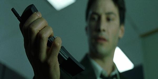 17. Neo'nun Matrix'den ilk çıktığı an kustuğu sahnede, Keanu Reeves rol yapmıyormuş. Sette yediği tavuklu börek gerçekten kusmasına sebep olmuş.