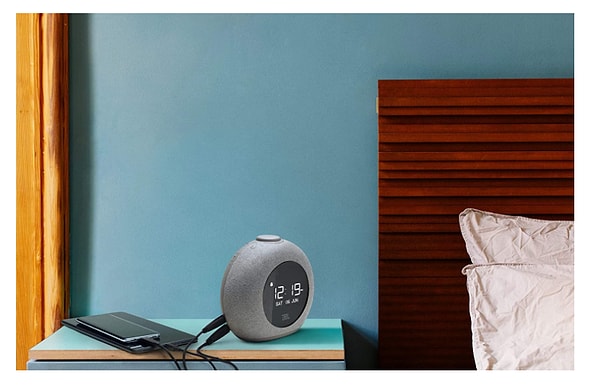 6. JBL'nin bu hoparlör alarm saatinden dekor bile olur.