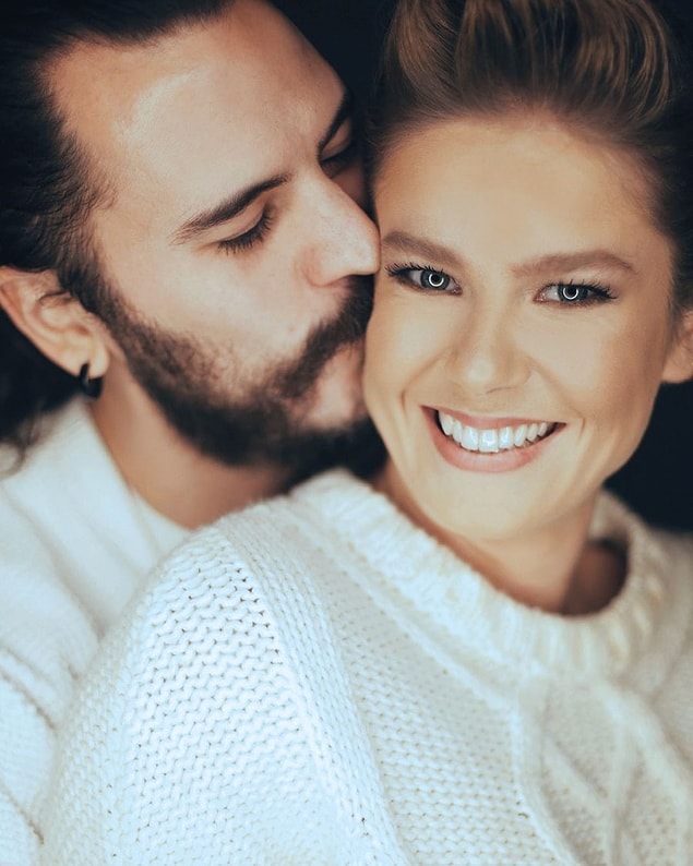 İlk görüşte aşk değilmiş onlarınkisi. Emre, Burcu'nun bir arkadaşının kuzeniymiş. İlk tanışmadan sonra sadece selamlaşmışlar. Aradan iki yıl geçip tekrar karşılaştıklarında ise bir daha ayrılmamak üzere bir araya gelmişler.