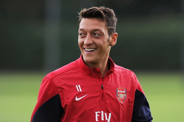 Aranızda efsanevi futbolcu Mesut Özil'i tanımayanınız yoktur.