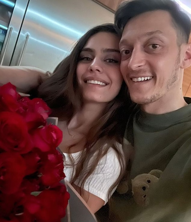 Geçtiğimiz günlerde Özil ailesi sosyal medya hesaplarından bir fotoğraf paylaştı. Ancak fotoğraftaki saatler birçok sosyal medya kullanıcısının gözünden kaçmadı.
