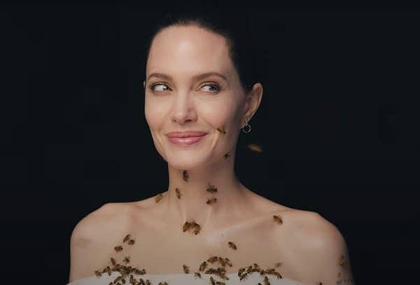 Çekim boyunca yaşanan tüm zorluklara rağmen Jolie bu deneyimin eşsiz olduğunu ve kendini çok şanslı hissettiğini söylüyor.