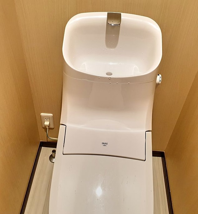 10. Tuvaletlerin üstünde su tasarrufu için lavabolar bulunur.