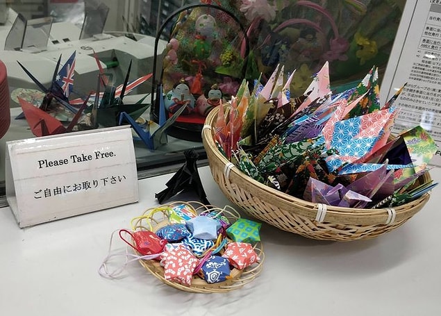 13. "Tokyo'da bulunan Narita Uluslararası Havaalanı'nda size şeker yerine ücretsiz origami veriyorlar."