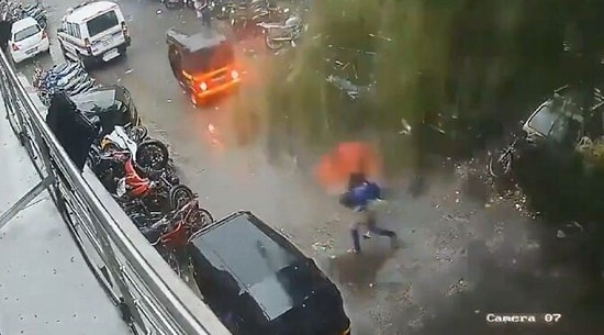 Fırtınada Devrilen Ağacın Altında Kalmaktan Son Anda Kurtulan Kadın