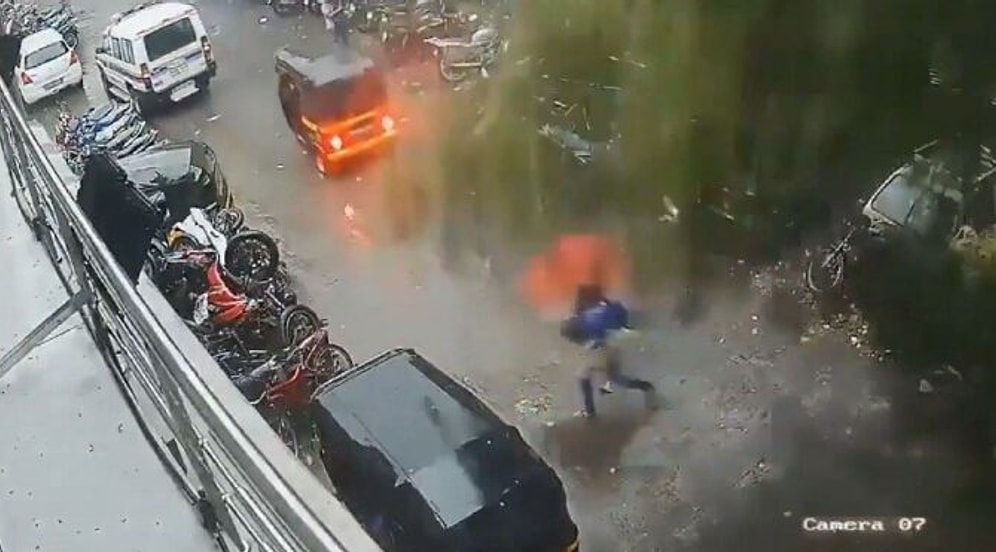 Fırtınada Devrilen Ağacın Altında Kalmaktan Son Anda Kurtulan Kadın