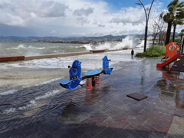 İzmir'in Dikili ilçesinde birçok balıkçı teknesi battı