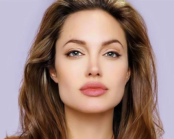 2. Angelina Jolie'nin arılarla verdiği pozlar hepimizi şaşkınlığa uğrattı!
