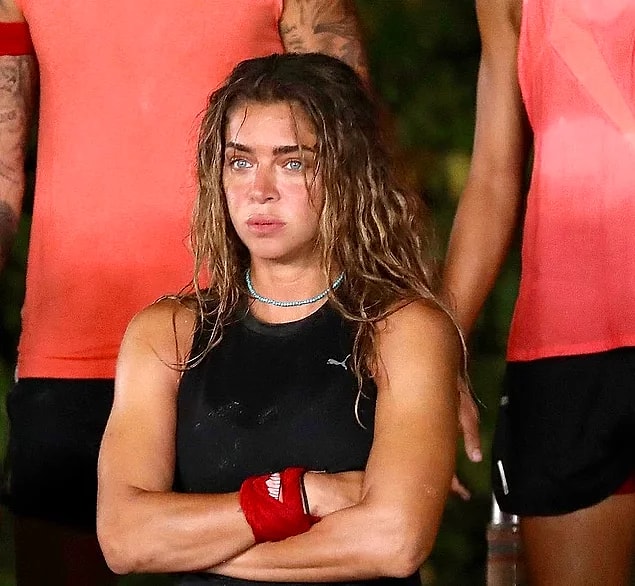 2. Yetenekli oyuncu Öykü Çelik'in Survivor'da kullanmış olduğu tişört ve tokası akılalmaz fiyatlara alıcı buldu!