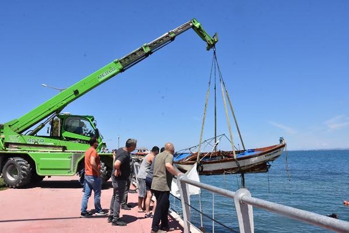 İzmir Dikili'deki Fırtınada Parçalanarak Batan 27 Tekne Çıkartılmaya Başlandı