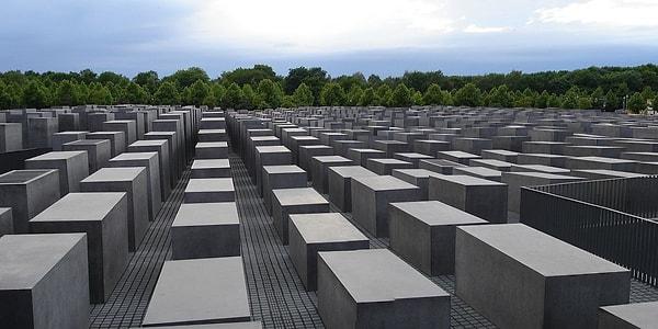 10. Berlin'de bulunan, Katledilen Avrupalı Yahudiler Anıtı'nda tam 2711 beton kaide bulunuyor.
