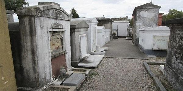 13. New Orleans'da bulunan ''St. Louis Cemetery No. 1'' isimli mezarlık, mezarlıkta yatan meşhur voodoo kraliçesi Marie Laveau'yu diriltmek için mezarının resmini çizmek isteyen insanlar nedeniyle kapatılmış.