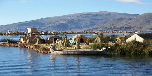 16. Lake Titicaca Adası'nın üzerinde tamamı el yapımı birçok ada bulunur. Uros kabilesi bu adalarda yaşıyor. Adaları, düzenli zaman aralıklarında, gölde bulunan totora bitkisiyle yeniden restore etmeleri gerekiyor.