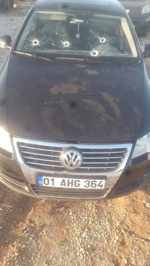 Ekipler yaptıkları incelemede, mermi izleri bulunan otomobilin içerisindeki başında ve vücudunda ateşli silah yarası olan kadının yaşamını yitirdiği belirledi.