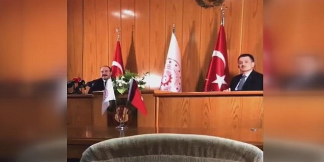 "Neden bu soruyu sorarken aynı anda bir de cep telefonunuzdan görüntü kaydı aldınız?"