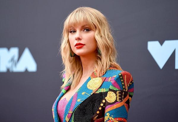 3. Taylor Swift de başarıyla devam ettirdiği müzik hayatına tam 11 Grammy sığdırmış.