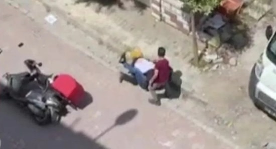 Motorlu Kuryelerin 'Yol Verme' Kavgası