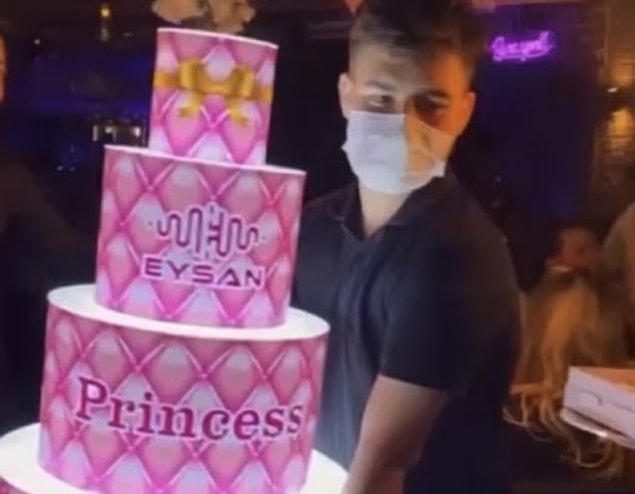 Maske bile takmayan grubun içe içe eğlendiği, şampanya patlatılıp alkol, nargile ve sigara kullandığı anlar kameralara yansırken, Beyoğlu Asayiş Büro Amirliği ekipleri tarafından baskın yapılan terastaki çok sayıda kişiye cezai işlem uygulandı.