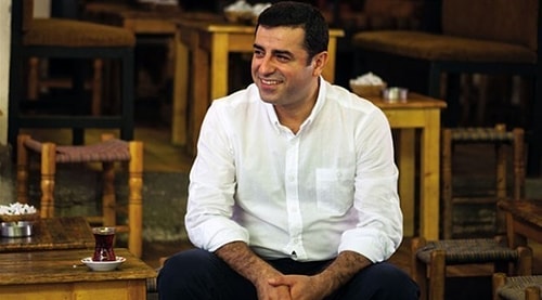 Cezaevindeki Selahattin Demirtaş'a Gülümsediği Fotoğraf Sebebiyle Yeni Kimlik Verilmemiş...