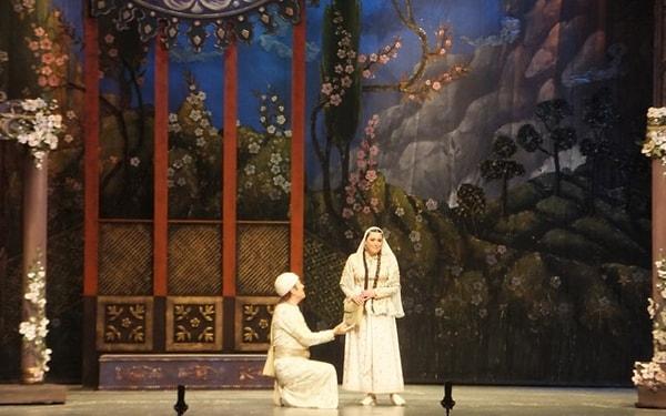 12. Müslüman Doğu'sunda ilk müzikal opera Bakü'de sahnelendi. Bu opera ise "Leyla ve Mecnun" operası idi.