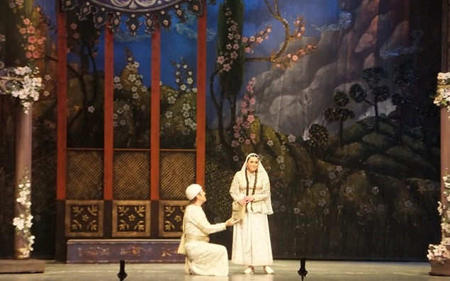 12. Müslüman Doğu'sunda ilk müzikal opera Bakü'de sahnelendi. Bu opera ise "Leyla ve Mecnun" operası idi.