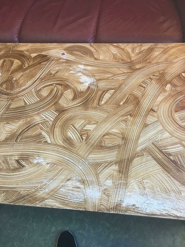 13. Такое чувство, что кто-то размазал фекалии на этом столе