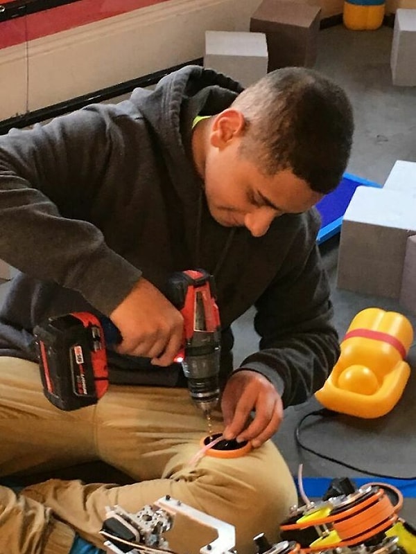 13. Похоже этот парень Железный человек, раз он так спокоен