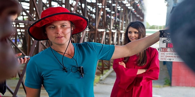 14. Midnight Rider filminin çekim ekibi bir tren yoluna izinsiz girerek orada sahne çekerken, trenin Sarah Jones isimli kameramana çarpması ve üzerinden geçmesi genç kadının hayatına mâl olmuş.