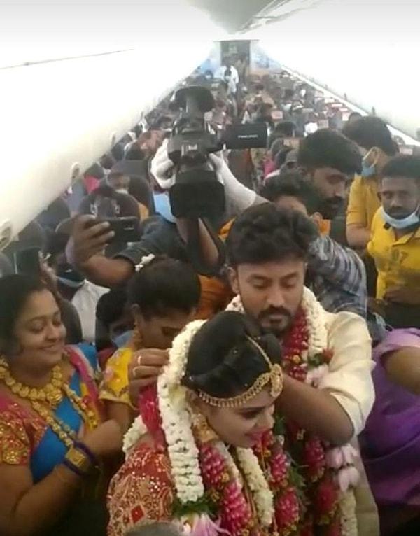 Çift, Madurai'den Bangalore'a giden uçağı tamamen kiralamış ve düğün seremonisini gerçekleştirmiş.